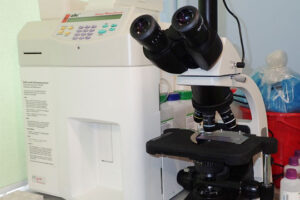 galeria-mikroskop-i-analizator-hematologiczny-w-laboratorium-przychodni530x540